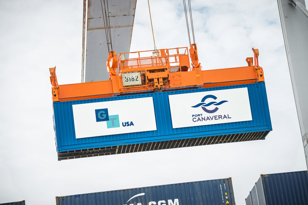 rsz_innaugural_container_moved_from_ship_to_shore